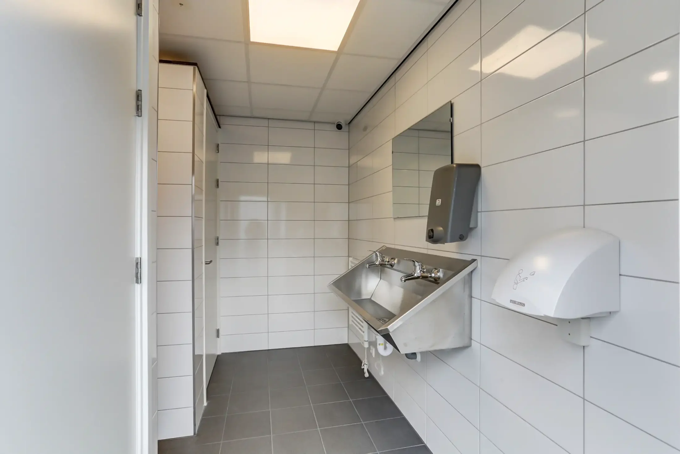 Opslagruimte en garageboxen met sanitair toilet en douche Asten Noord-Brabant Opslagpark